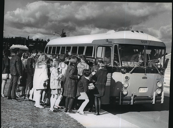 1968 Press Photo Salk Junior High among the bus stops for students in Spokane