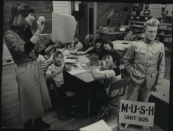1980 Press Photo Sarah Crestin-Emerson Elementary School teacher with her class
