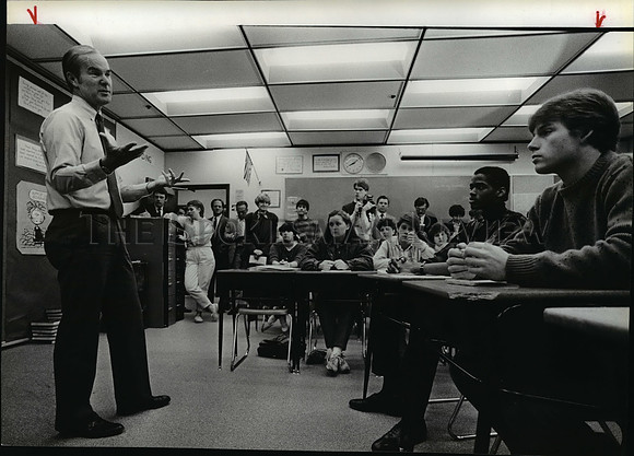 1985 Press Photo Governor Booth Gardner visits Mead High School in Spokane