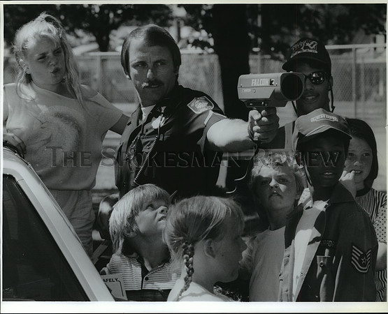 1990 Press Photo Spokane Police Officer Larry Saunders w/ radar gun at Corbin Pk