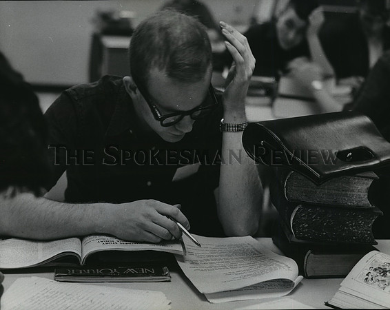 1976 Press Photo A student with his books at the library