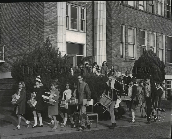 1966 Press Photo Students Leave For Last Day at Old Greenacres Junior High