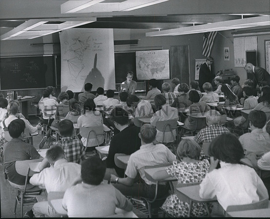 1983 Press Photo Sacajawea School, Students listen to discussion from teacher