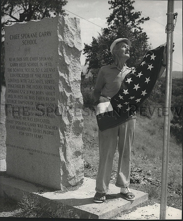 1968 Press Photo Oscar Lundquist hoist flag at Chief Spokane Garry School marker