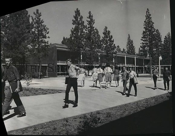 1963 Press Photo Students on the courtyard of Joel E. Ferris High School