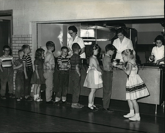 1964 Press Photo Willard School first graders get snappy service in cafeteria