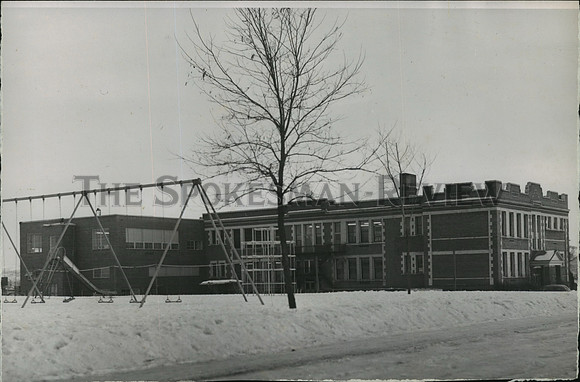 1949 Press Photo Bemiss school with snow and playground