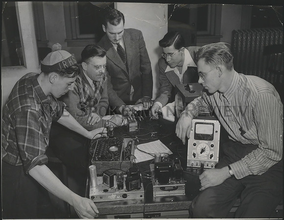 1944 Press Photo Electronics class in the Radio Room of Spokane Trade School