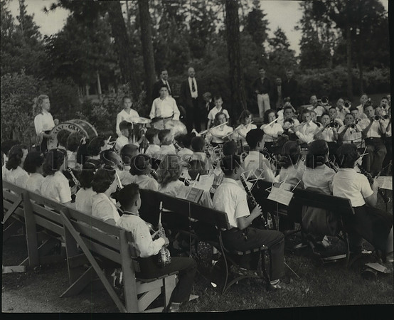 1945 Press Photo This is the 80 piece advance ban of the city's musical school