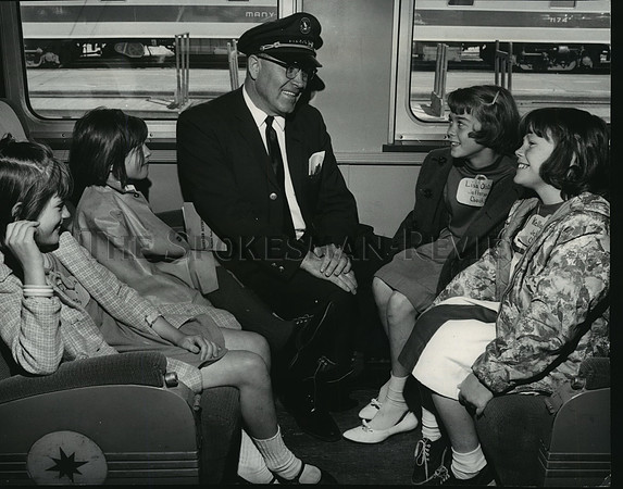 1966 Press Photo Railway conductor Jack Cartwright and students, Spokane, Wa.