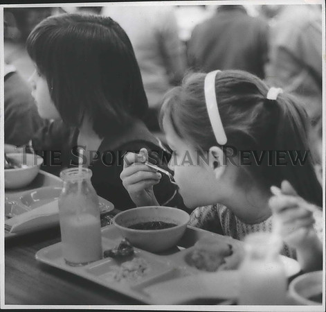1962 Press Photo Students eat at the school's lunch room