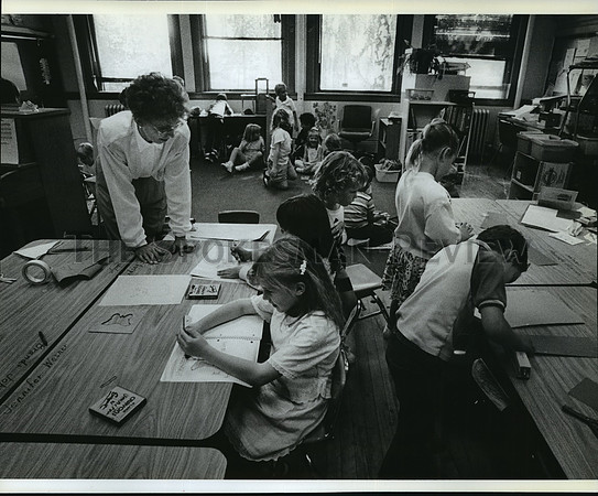 1989 Press Photo Kay Knight helps first grade students, Adams Elementary