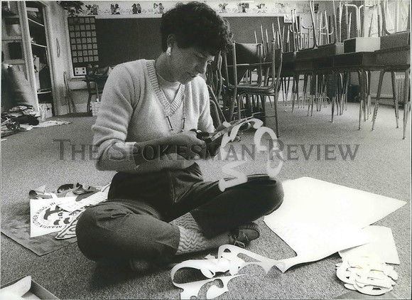 1991 Press Photo  Sherri Gittel, Winton Elementary teacher cuts out welcome sign