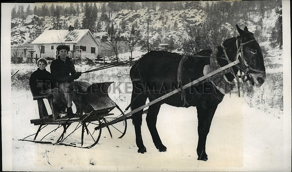 1941 Press Photo Vernon Boje with homemade sleigh & neighbor's mule, Mable