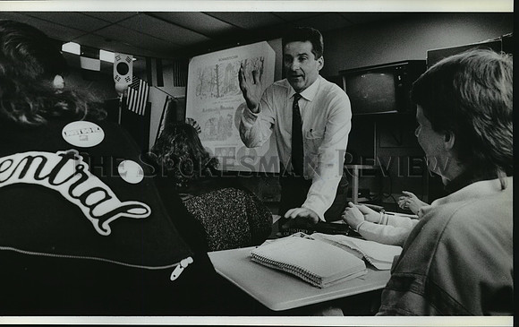 1989 Press Photo Veteran Dan Jones, teacher in North Central High School