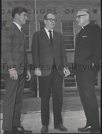 1970 Press Photo Brian Dano and Rev. R.E.Twohy, chat at Gonzaga University
