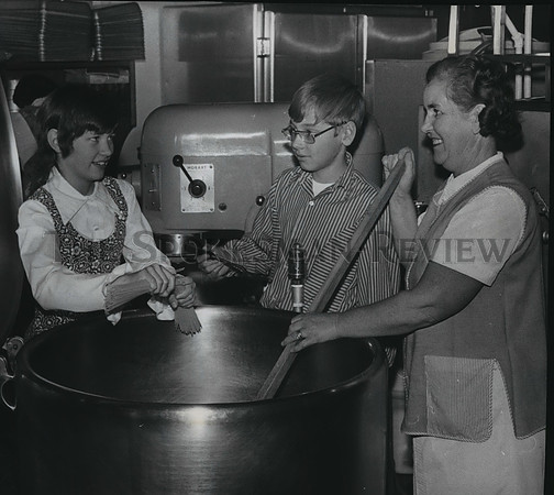 1972 Press Photo Lynette Atteinson, Tim Nodland & Mrs. Edna Smith-School Kitchen
