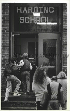 1990 Press Photo Harding Elementary School students rush into the door