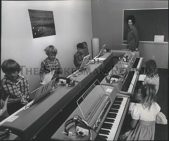 1975 Press Photo Valley Christian School Teacher Georgia Robinson in Music class