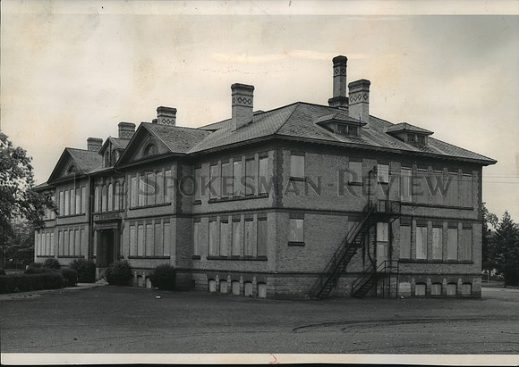 1962 Press Photo Recently closed McKinley School, with plywood on windows