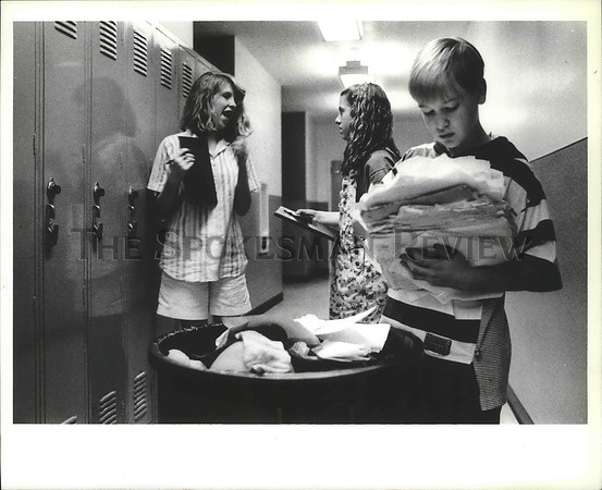 1991 Press Photo Sacajawea student Shane Murphy cleans out his locker