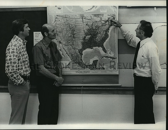 1975 Press Photo Lewis & Clark High School teachers discuss the US Map