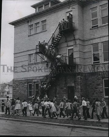 1956 Press Photo Students at Garfield School, Spokane, WA during fire drill