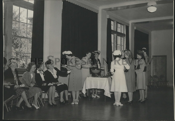 1946 Press Photo Refreshments served by hospital guild members & school alumnae