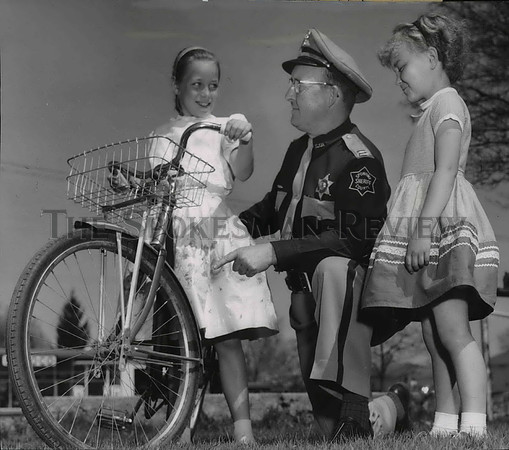 1962 Press Photo Capt Pintler Juvenile Officer talks to children on safe riding