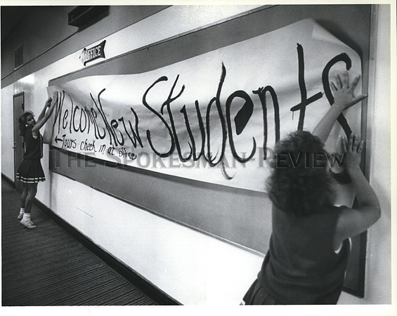 1988 Press Photo North Pines Junior High cheerleaders put up welcome banner