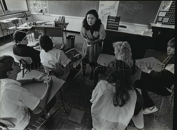 1985 Press Photo Atsumi McCauley, Japanese Class, East Valley High School