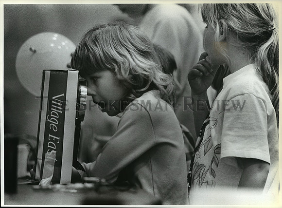 1989 Press Photo Jamie Sheposh looks at exhibits at Longfellow science fair