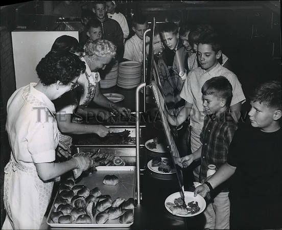 1965 Press Photo Jefferson School students in line for lunch