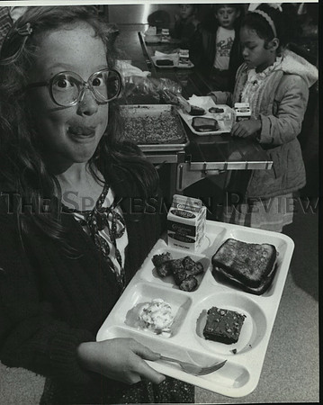 1982 Press Photo Chastidy Bryan a third grader held her lunch at school