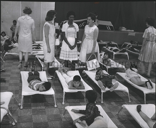 1976 Press Photo Children rest on cots, while migrant worker parents go to work