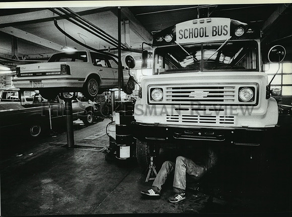 1986 Press Photo School Bus being serviced for repairs and maintenance