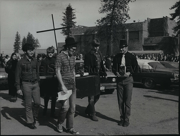 1971 Press Photo Mead HS,John Kostecka Leads Funeral for Spokane School District
