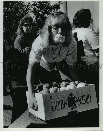 1991 Press Photo Maegan Carpenter carry apples during Oktoberfest at Green Bluff