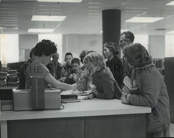 1963 Press Photo Public lined up at the Main Library check out desk.