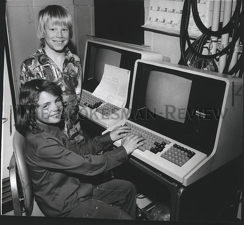 1976 Press Photo Sandy Pfaffle & Dean Goodman w/ modern equipment at Chronicle