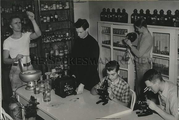 1941 Press Photo JF Gubbins, et al in the chemistry laboratory at Gonzaga Univ