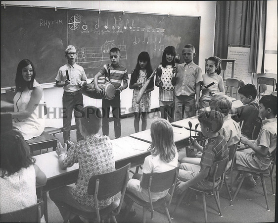 1970 Press Photo School-Music Teacher leads her class