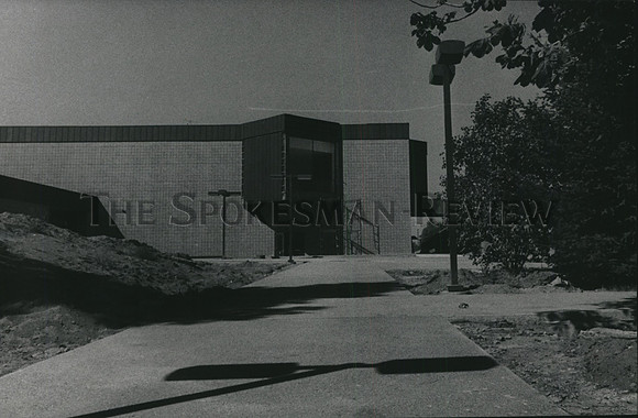 1970 Press Photo South entrance of Garry Junior High School building, exterior