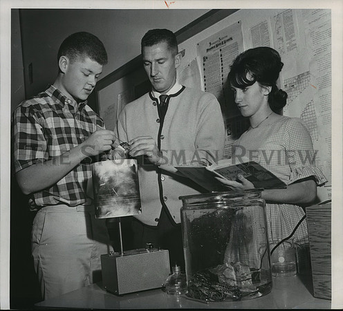 1984 Press Photo Roger High School Molecular Biology class works with frogs