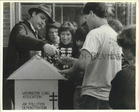 1991 Press Photo Ron Edgar explains air quality monitor, Rogers High School