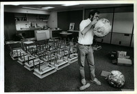 1990 Press Photo Moran Prairie School Teacher Dan Mahoney prepares his room
