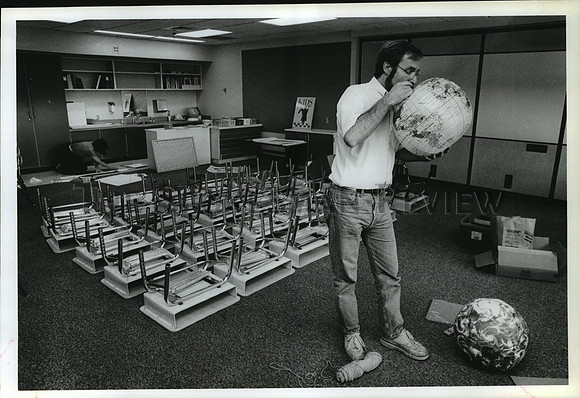 1990 Press Photo Moran Prairie School Teacher Dan Mahoney prepares his room