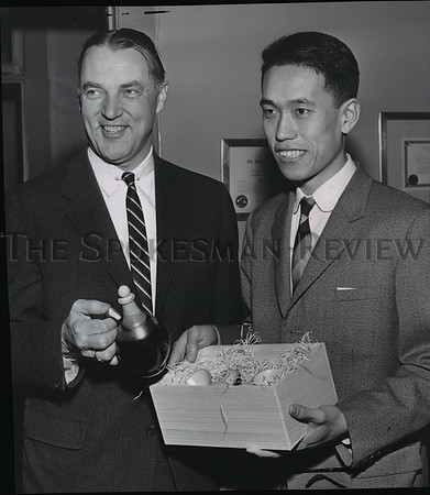 1962 Press Photo Mayor Neal R Fosseen presented w/ gifts by Morio Yokoyama