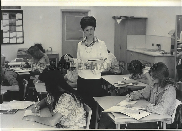 1978 Press Photo Sherry Foss with class at West Valley High School