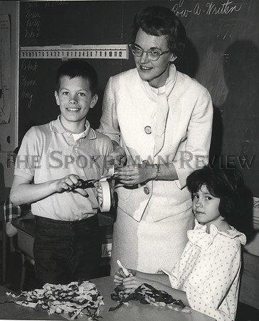 1966 Press Photo Teacher Mrs. Alvin B. Danielson with Browne School students